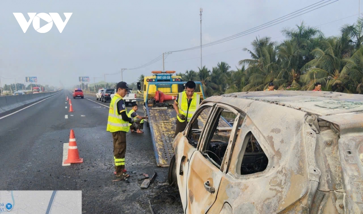 Ô tô đang chạy trên cao tốc bỗng dưng bốc cháy, 3 người thoát chết
